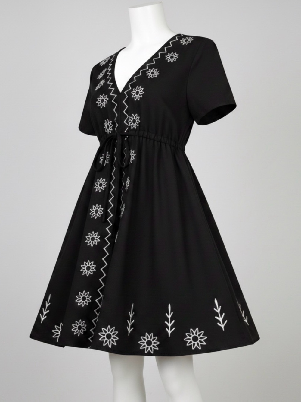Western Style High-waisted V-neck Dress in Black and White